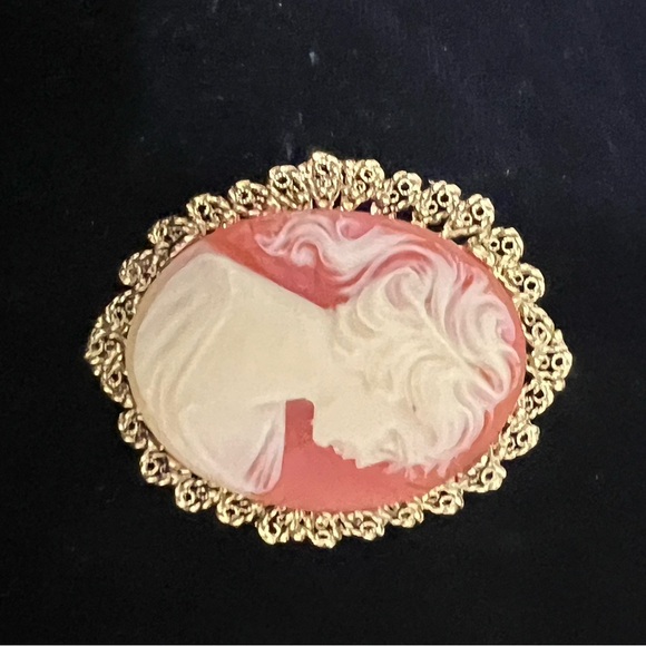 Vintage 1928 Faux Carnelian Cameo Oval
Brooch. Gorgeous, Elegant and Lovely. - Picture 6 of 7